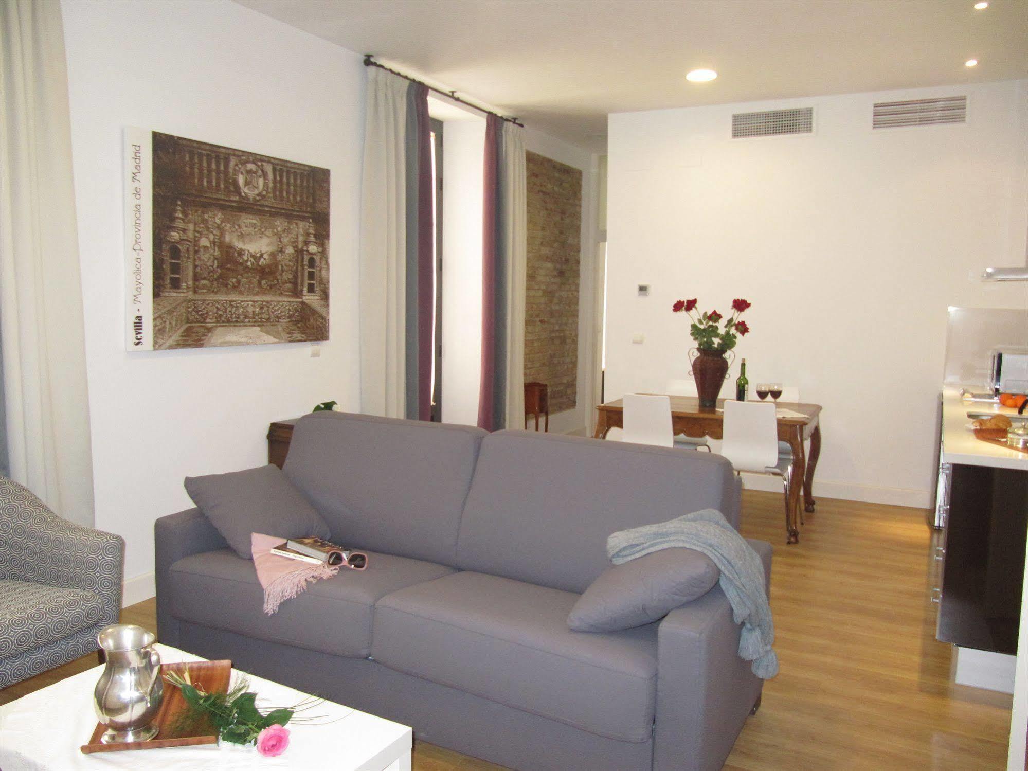 Life Apartments Alberto Lista Siviglia Esterno foto